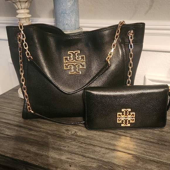 Tory Burch Handbags - Tory Burch Britten tote with wallet